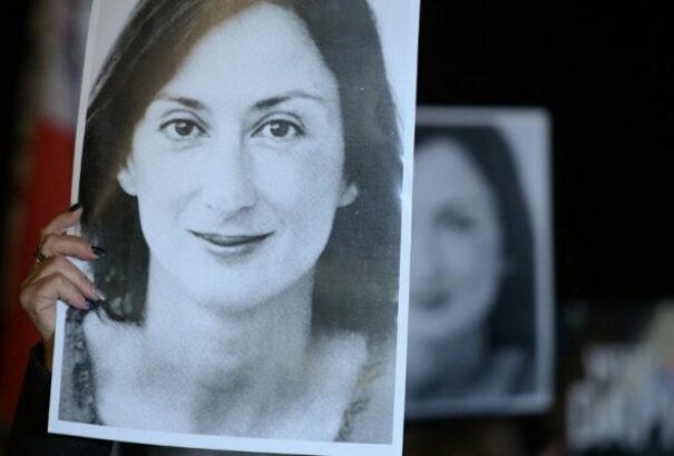 Fejenként 40 év börtön vár a máltai oknyomozó újságírónő meggyilkolásával vádolt két testvérre