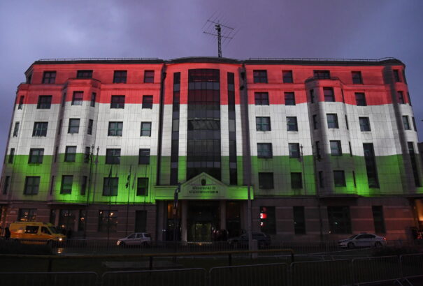 Felvonták a nemzeti lobogót az Országház előtt