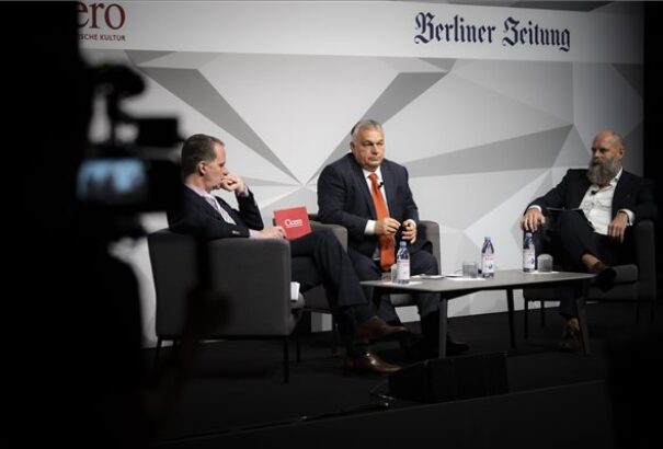 Orbán Berlinben: Az Egyesült Államok és Oroszország között kell tűzszünetnek létrejönnie