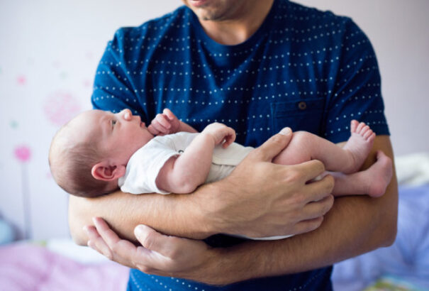 A gyermek megszületése után két hét fizetett szabadság jár az apáknak