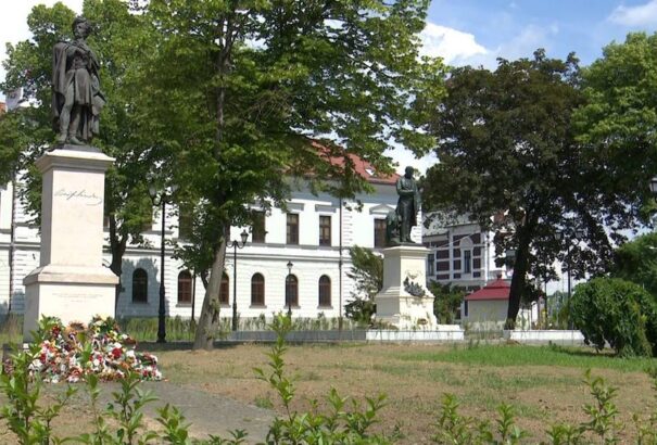 Mi lesz Arany János szobrának sorsa Rimaszombatban a Tompa téren? Választ az október 29-i választások után kapunk