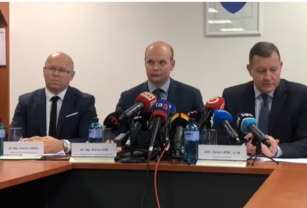 A Zámocká utcai gyilkosság a terrorizmus nyomait viseli magán. Az esettel az FBI és az Europol is foglalkozik