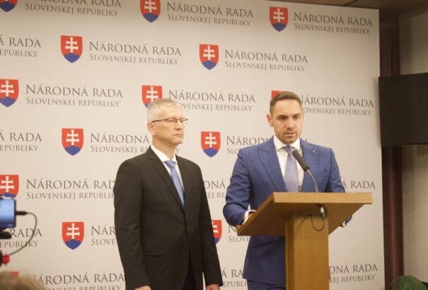 Gyimesi elintézte: Kétnyelvűsítik a lévai kórházat