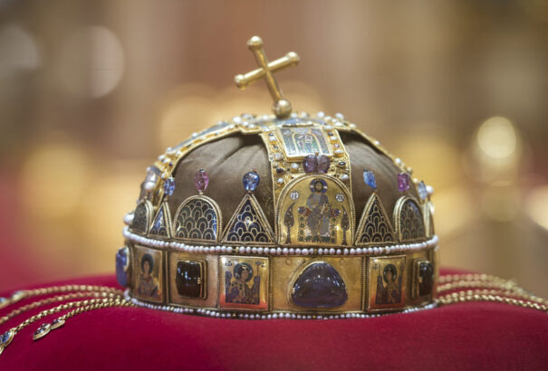 Középkori krimi a Szent Korona ellopásának története