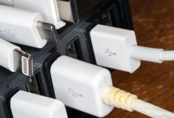 Az EU véglegesen jóváhagyta, hogy 2024-től egységesek legyenek a mobilkészülékek töltői