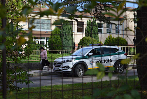 Rács mögött marad a nyitranováki baltás támadó diák