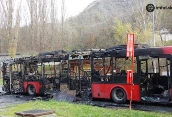 Kiégett egy városi busz Pozsonyban (képekkel)