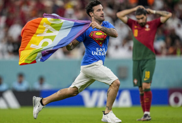 Katari Vb: Elengedték a szivárványos zászlóval, ukrajnás pólóban rohangáló férfit