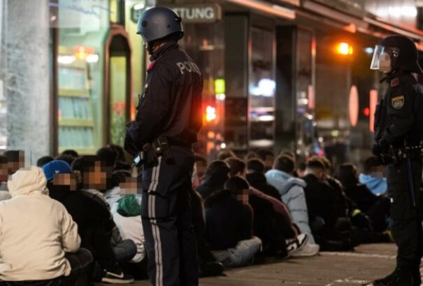 Zavargásba torkollott a halloween Ausztriában – kétszáz migráns tombolt Linz belvárosában