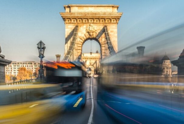 December közepétől szabad a Lánchíd a buszok, a taxik és a kerékpárosok számára