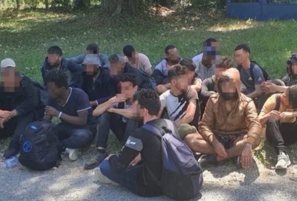 Illegálisan vittek vissza migránsokat a cseh rendőrök Szlovákia területére – a határt engedély nélkül lépték át