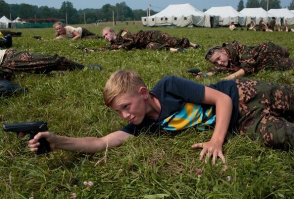 Oroszország: Újra bevezetik az iskolákban a kötelező felkészítő katonai kiképzést