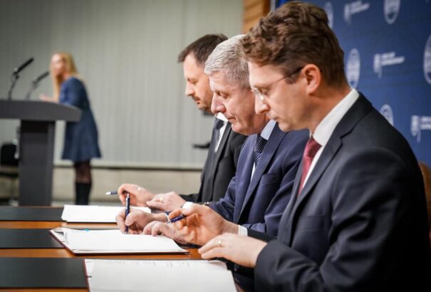 A kormány és az orvosszakszervezetek aláírták a bérezésről szóló memorandumot