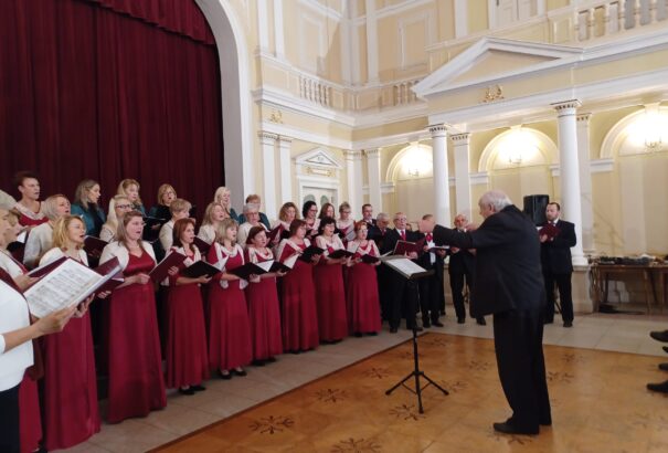 Nemzetközi Baráti Kórustalálkozón töltődhetett fel Komárom zenekedvelő közönsége (Képekkel)