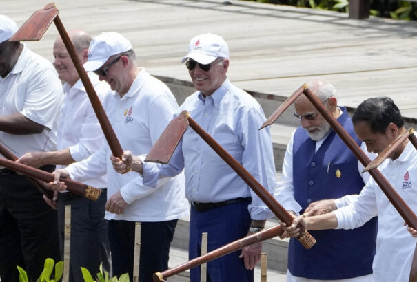 G20-as csúcs: Befogták kapálni a világ vezetőit Bali szigetén – videó