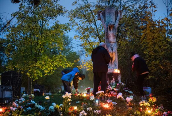 Harangszó és gyertyagyújtás: mindenszentek napján ünnepeljük a megdicsőült lelkeket