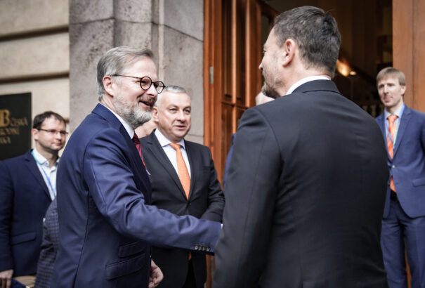 Korai temetni a V4-et, a cseh kormányfő kiállt mellette, de egyre nagyobb a szakadék az országok között