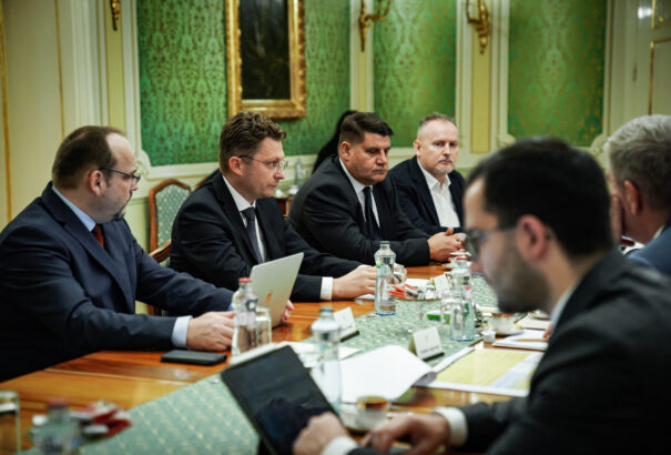 Egyelőre nincs megegyezés a szakszervezet és a kormány között. Az orvosok kevesellik a havi 4240 eurós fizetést