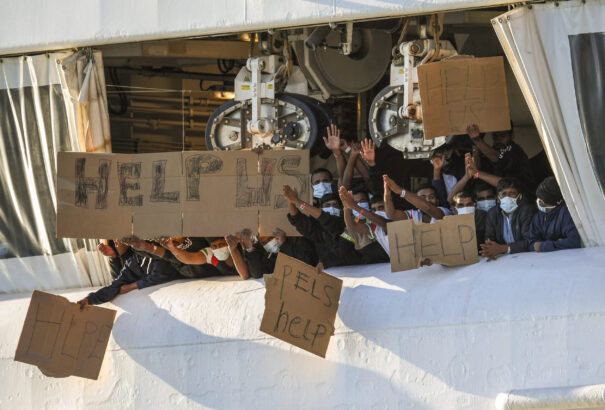 Patthelyzet: Az olasz hatóságok nem engednek, a migránsokkal teli hajók nem távoznak