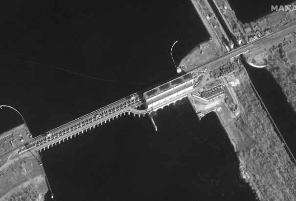 Evakuálnak az oroszok Kahovkánál, miután HIMARS-okkal lőtték az ukránok a gátat