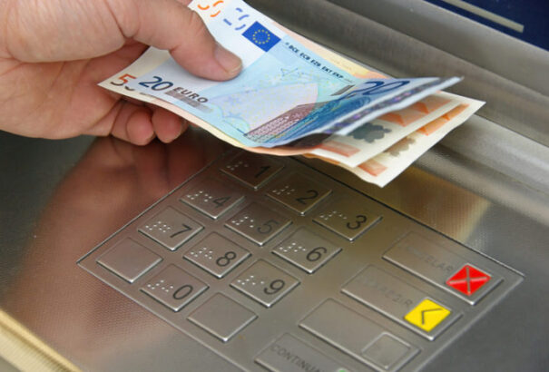 550 eurót talált a bankautomatában. Feljelentették