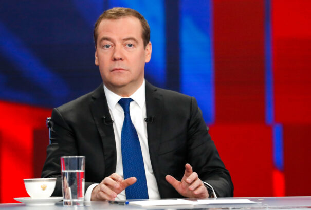 Medvegyev ismét atomfegyverekkel fenyeget és elismerte, hogy Oroszország elveszítheti a háborút