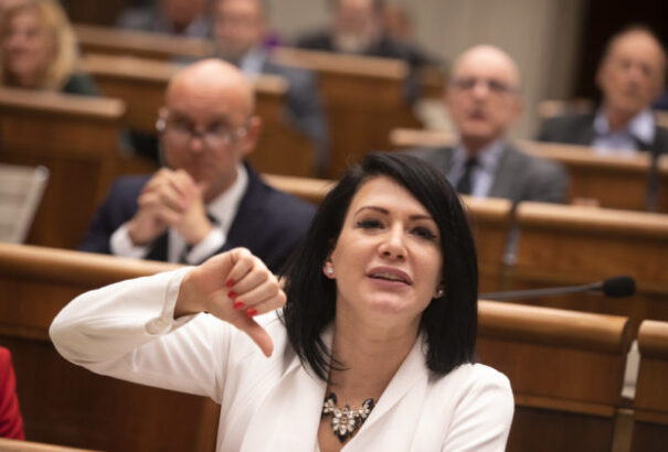Leváltották Jana Bittó Cigánikovát a parlament egészségügyi bizottságának éléről