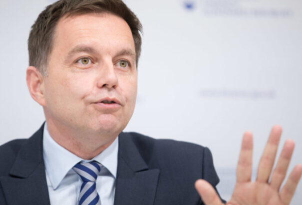 A NAKA ismét korrupcióval gyanúsítja a Szlovák Nemzeti Bank igazgatóját, Peter Kažimírt