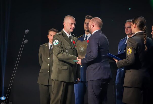 Szolgálaton kívül is születnek hősök: Kitüntették az év katonai tetteit