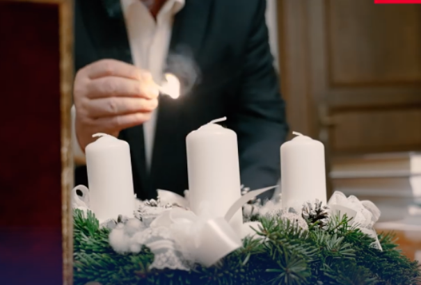 Orbán Viktor is gyertyát gyújtott advent első vasárnapján
