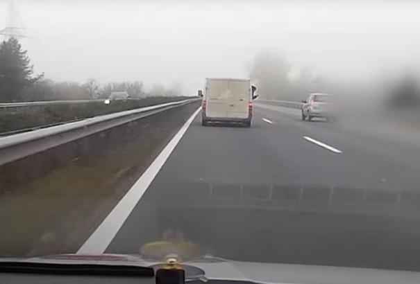 Ez nem film, ez ma a valóság: videón, ahogy a magyar rendőrökre lövöldöző embercsempészeket üldözik az autópályán