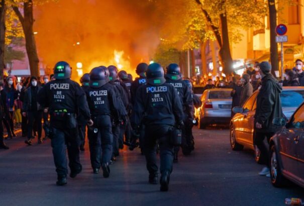 Nyelvi érzékenyítést kaptak a berlini rendőrök – a „bevándorló” szó használata diszkriminatív lett