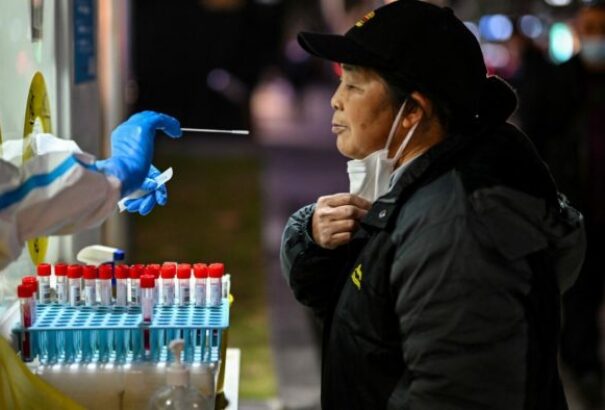 Koronavírus: Elszálltak az esetszámok Kínában – már lehetetlen követni a fertőzés terjedését