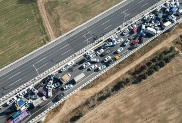 Tömegbaleset Kínában: 200 jármű ütközött össze – egy ember meghalt