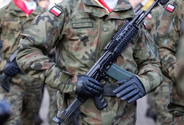 Mateusz Morawiecki a harci dobokat üti: A lengyel hadsereg olyan erős lesz, mint még soha