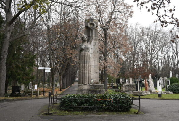 Megújul Munkácsy Mihály síremléke a Fiumei úti sírkertben