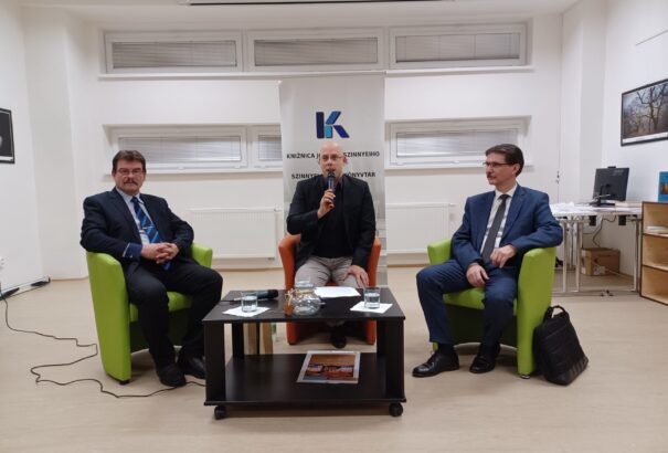 Fazekas László és Somogyi Péter református lelki vezetők a Kikötő – Polgári Szalonban