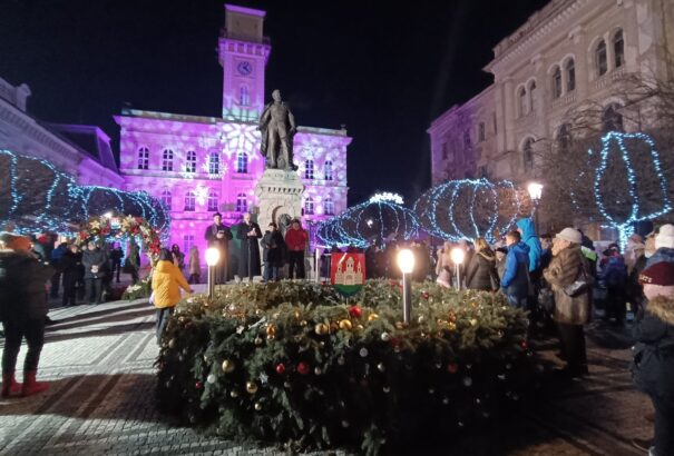 Fényfestéssel csúcsosodott ki advent negyedik vasárnapjának ünnepe Komáromban