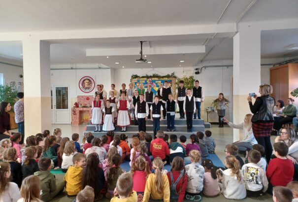 A Jókai Mór Alapiskola tanulói Luca-napi programmal szórakoztatták az óvodásokat (Képekkel)