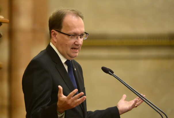 A gazdasági válság időszakában – interjú Hoppál Péterrel, a KIM kultúráért felelős államtitkárával