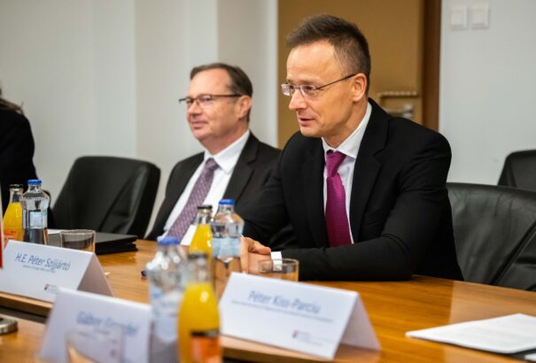Szijjártó Péter kedden Robert Ficoval találkozik