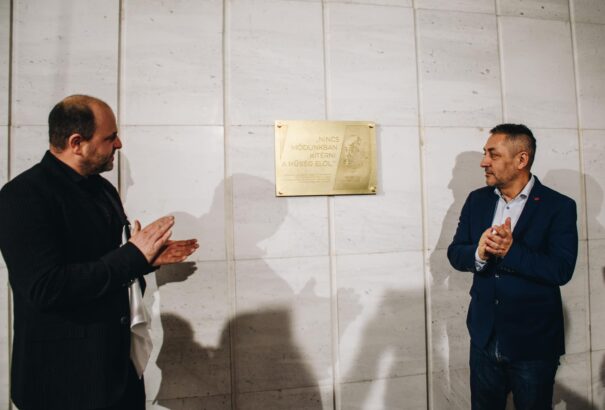 Tamási Áron-emléktáblát avattak a Komáromi Jókai Színházban