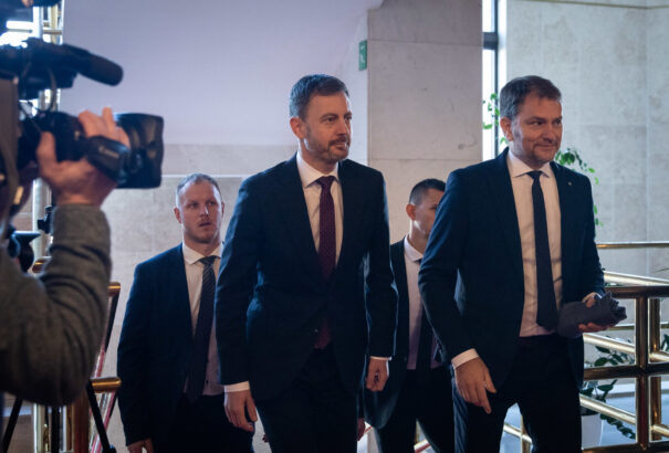 Király Zsolt: Heger egyelőre megúszta. Mit jelent a csütörtökre halasztott bizalmi szavazás?