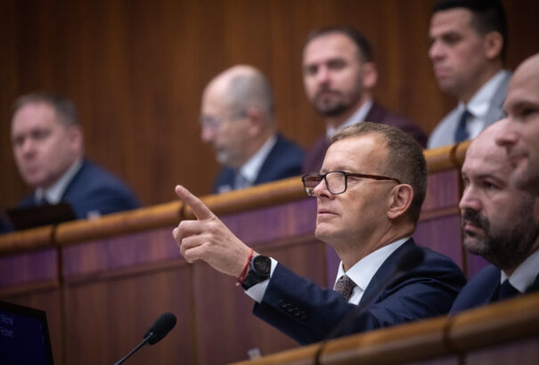 Bizalmatlansági indítványból előrehozott választások? Érkeznek az első reakciók a bizalmi szavazás halasztása után