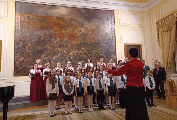 Adventi kórushangverseny teremtett ünnepi hangulatot a komáromi Kultúrpalota koncerttermében (Képekkel)