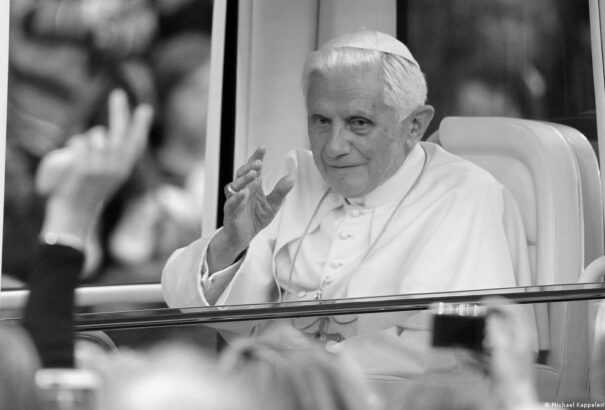 Elhunyt XVI. Benedek emeritus pápa
