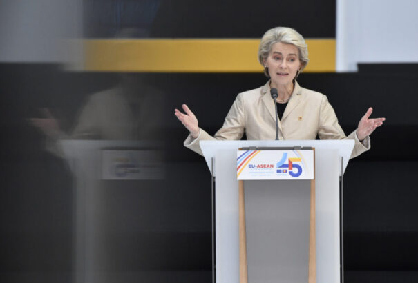 Dagad a brüsszeli korrupciós botrány: több tízezer eurót vett fel a volt migrációs biztos