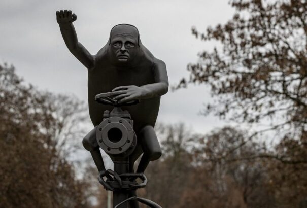 Putyint gonosz manóként ábrázoló szobor jelent meg Prága egyik terén