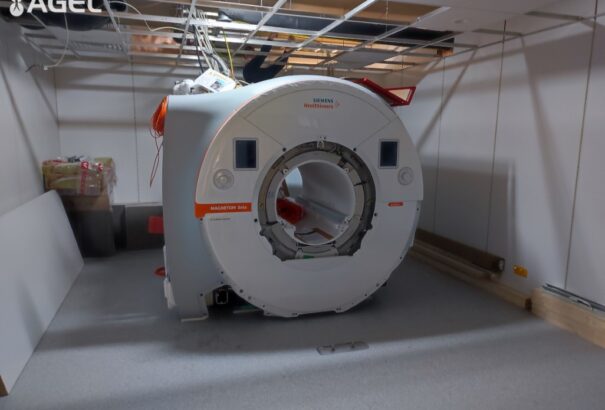 Mikulás-ajándékot kapott a komáromi kórház. Megérkezett a vadonatúj mágneses rezonanciás készülék