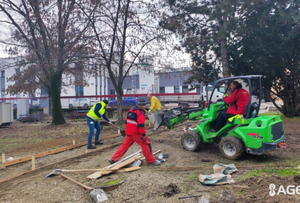 Új járdát épített a betegek számára a komáromi kórház, amit a kórház és Komárom város munkatársai saját erejükből valósítottak meg